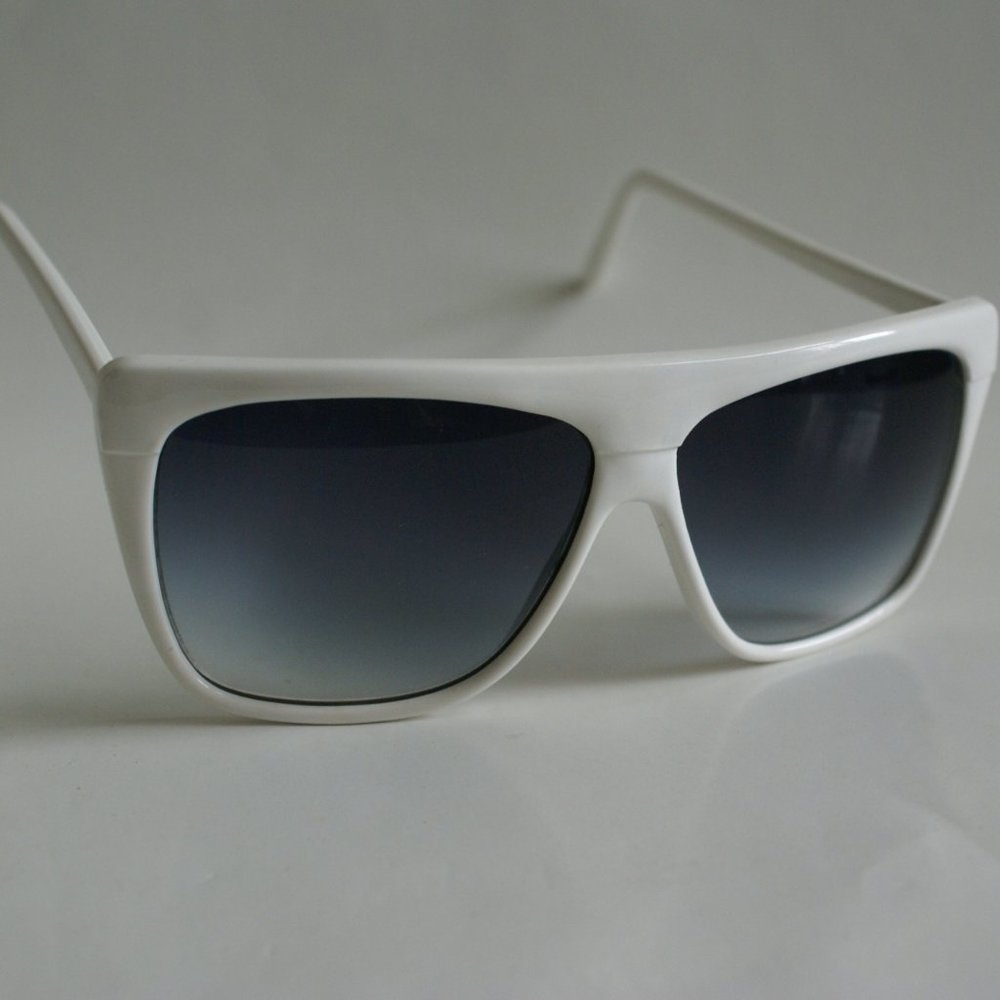 NWOT TruVintage 80's Lady's fashion thick frame w/Gradient Smoke lens Sunglasses
